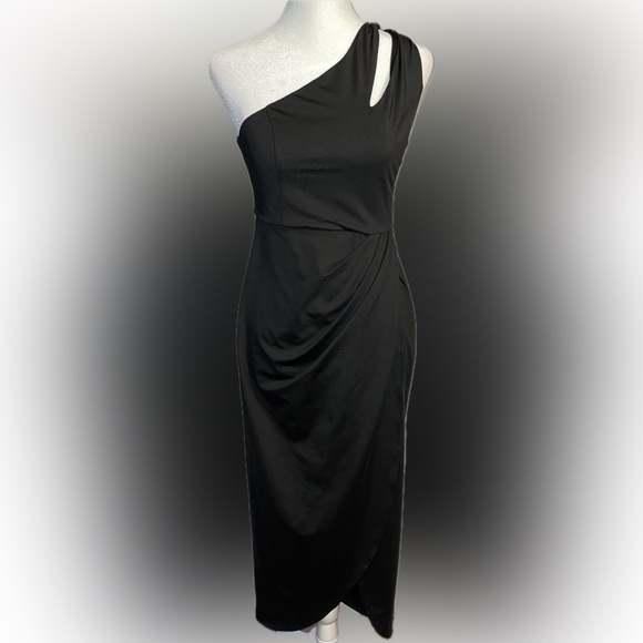 Zalalus Dresses & Skirts - Zalalus women’s size small fitted little black dress with slit one shoulder